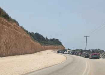 Λευκάδα: Αργία του Τριημέρου, Ταλαιπωρία για τους Ταξιδιώτες με Μεγάλες Ουρές στην Είσοδο του Νησιού