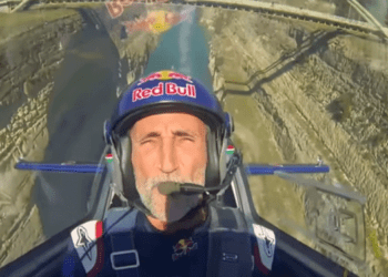 Ισθμός Κορίνθου: Ο πιλότος που τόλμησε την πτήση των 290 χλμ/ώρα