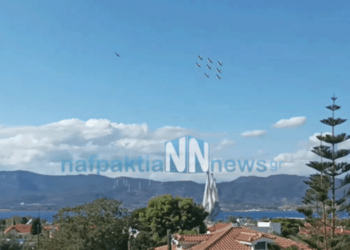 Εντυπωσιακό air show με μικρά αεροσκάφη πάνω από τη Γέφυρα Χαρίλαος Τρικούπης (mini video)
