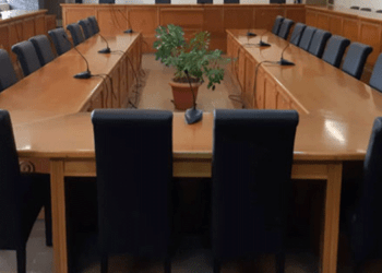 Ένταση στο Δημοτικό Συμβούλιο Σερρών: Αντιδήμαρχοι ανταλλάσσουν κατηγορίες και πιάνονται στα χέρια