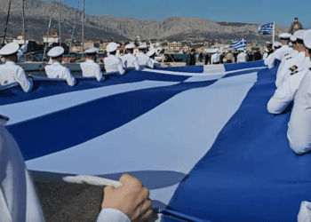 Χίος: Η Μεγάλη Ελληνική Σημαία Υψώθηκε για την Επέτειο της 28ης Οκτωβρίου (Βίντεο)