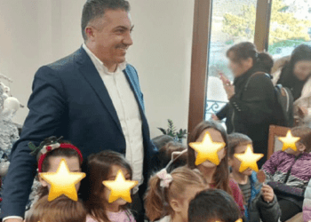 Γιορτινό Κλίμα στο Δημαρχείο Βόνιτσας: Τα Παιδιά Στόλισαν το Δέντρο