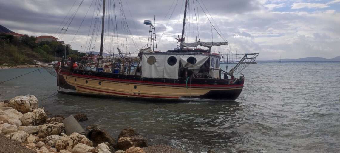 Κακοκαιρία παρασύρει το Acco στην ακτή / Οικονομική βοήθεια ζητά, ο ιδιοκτήτης στα social
